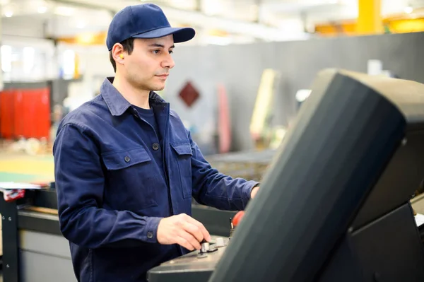 Werknemer Die Een Machine Bedient Een Fabriek — Stockfoto