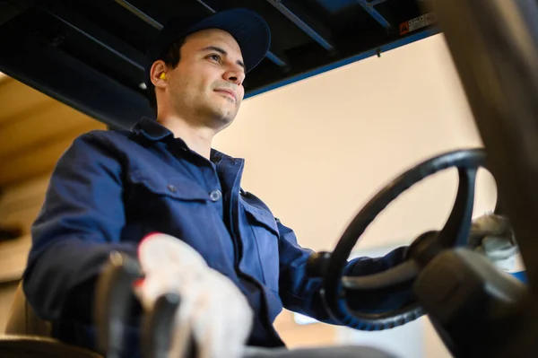 Een Bouwvakker Die Een Heftruck Bestuurt Een Industriële Fabriek — Stockfoto