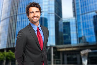 şehirde yakışıklı işadamı