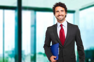 şehirde yakışıklı işadamı