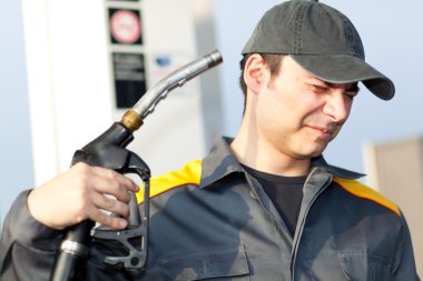 benzin fiyatı çok yüksek oluyor.
