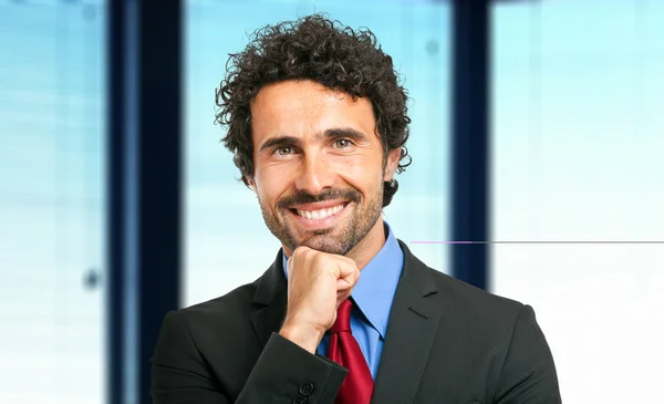 Hombre de negocios guapo en la ciudad — Foto de Stock