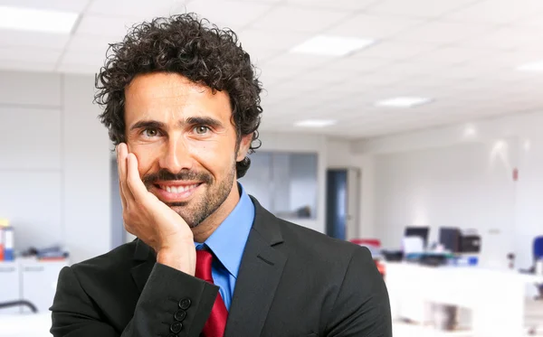 Hombre de negocios guapo en su oficina — Foto de Stock