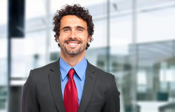 Hombre de negocios guapo en la ciudad — Foto de Stock