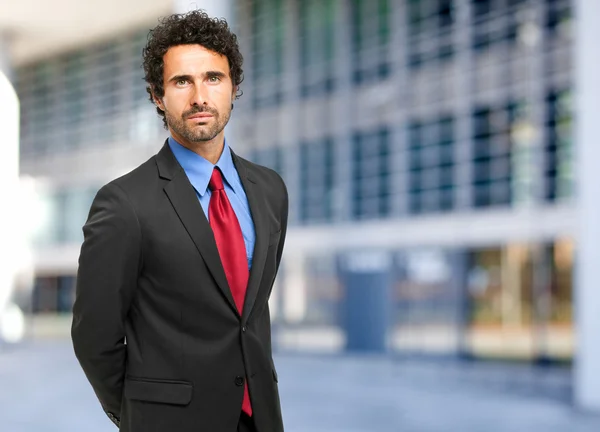 Hombre de negocios guapo en la ciudad — Foto de Stock