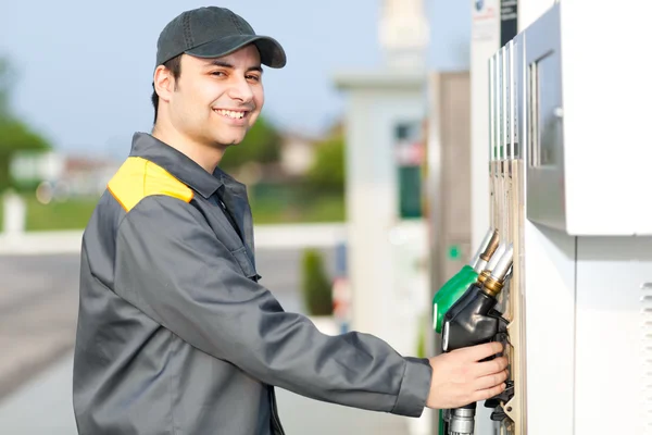 Lächelnder Arbeiter an der Tankstelle — Stockfoto