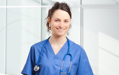 gülümseyen güzel hemşire