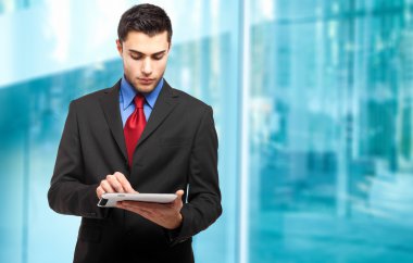 Tablet pc kullanan işadamı