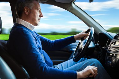 Arabasını süren adam.