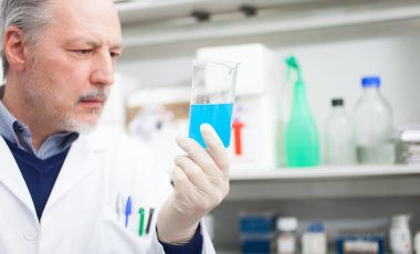 Test tüpü tutan bilimadamı