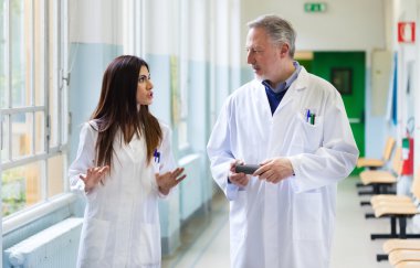 Doktorlar tartışma