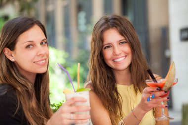 iki arkadaş kokteyl içme