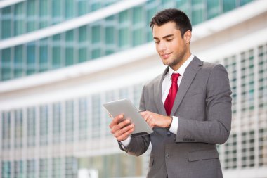 Cep telefonunu kullanan bir adam.