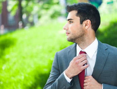 İş adamı kravatını düzeltiyor.