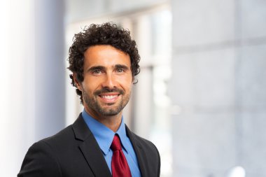 gülümseyen iş adamı