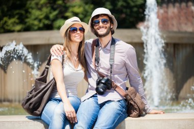 çeşmenin oturan turist