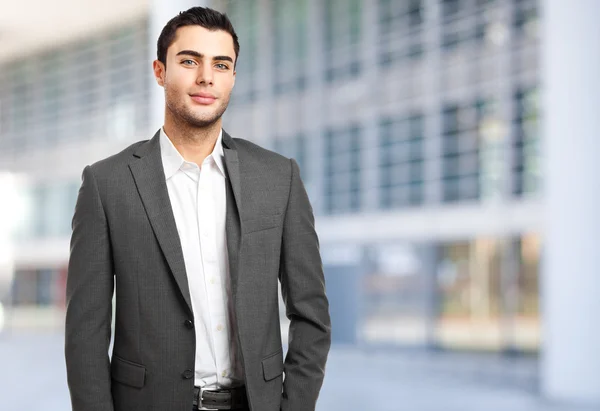 Hombre de negocios guapo en la ciudad — Foto de Stock