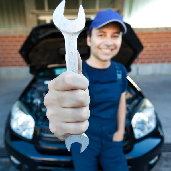 Usmívající se mechanik hospodářství klíč — Stock fotografie