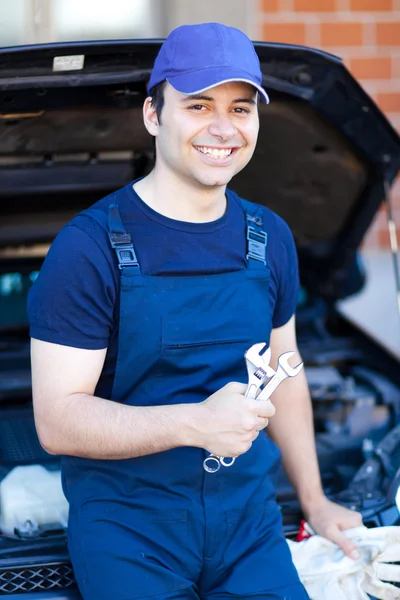 Lächelnder Automechaniker — Stockfoto