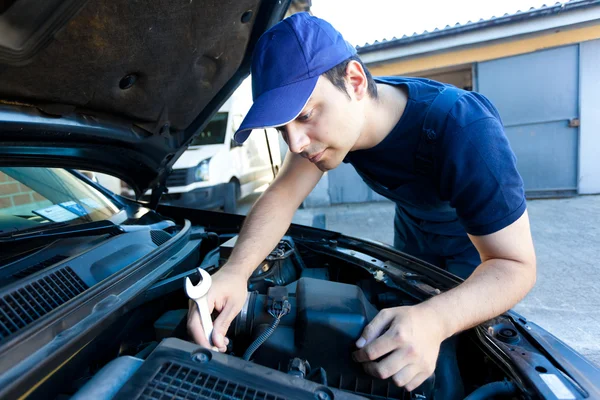 Mechanic working on car engine — Stock Photo, Image