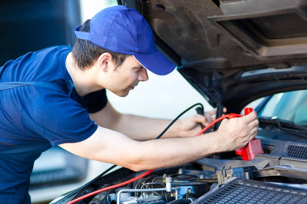 Auto electrician troubleshooting car engine — Stock Photo, Image