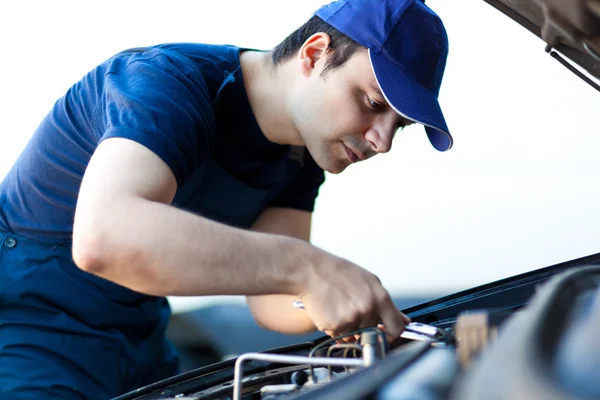 Mekaniker som jobbade på bilmotor — Stockfoto