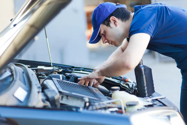 Mechanic werken aan auto motor — Stockfoto