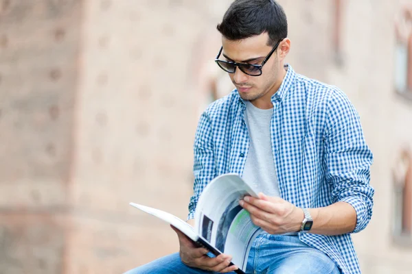 Student läsa bok — Stockfoto