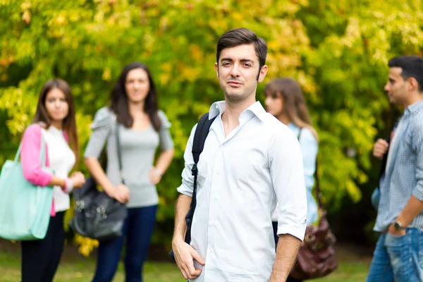 Groep studenten buiten — Stockfoto