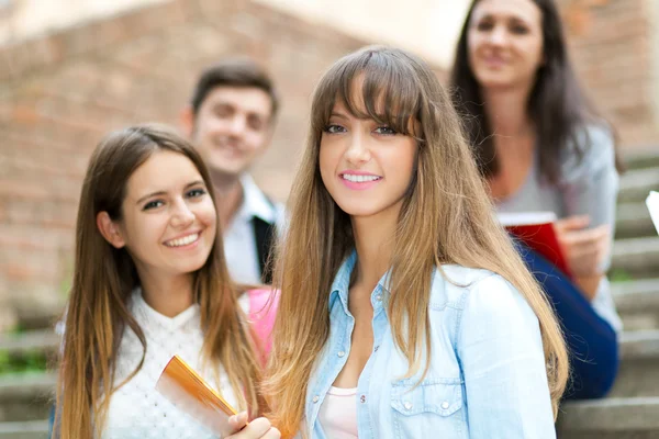 Grupo de estudantes ao ar livre — Fotografia de Stock