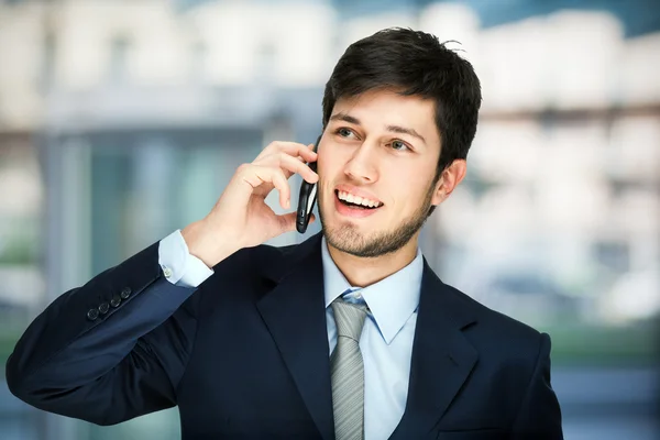 Homme d'affaires parlant au téléphone — Photo