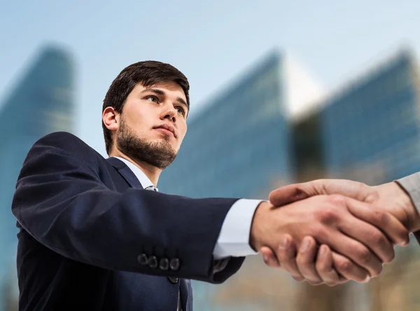 Uomini d'affari che stringono la mano — Foto Stock