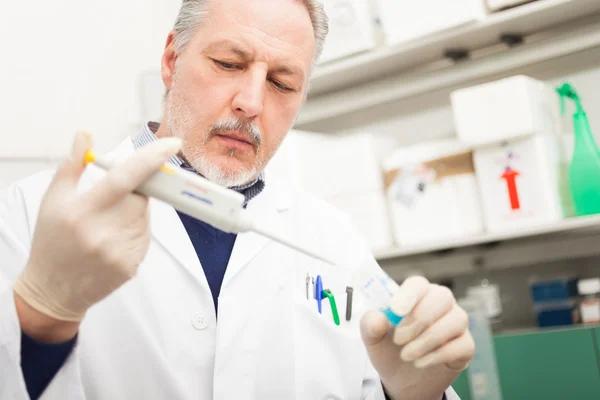 Wetenschapper werkzaam in laboratorium — Stockfoto