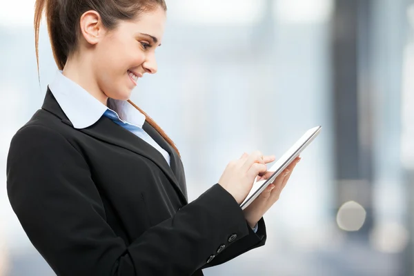 Mujer sonriente usando tableta digital — Foto de Stock