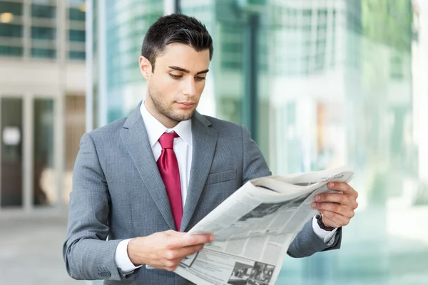 Biznes człowiek czytanie gazety — Zdjęcie stockowe