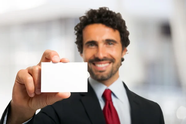 Empresário mostrando cartão de visita — Fotografia de Stock