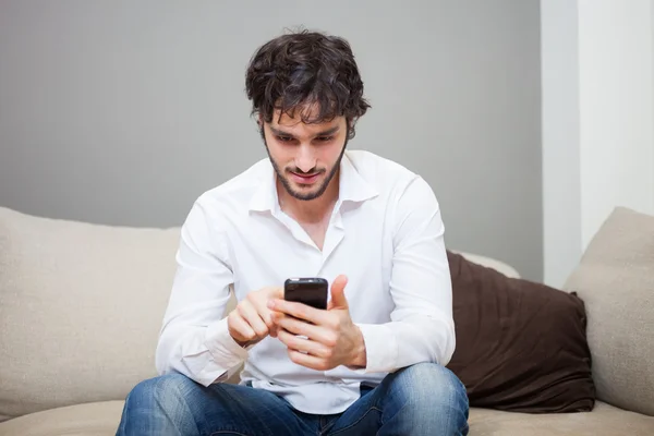 Man die zijn mobiele telefoon gebruikt — Stockfoto