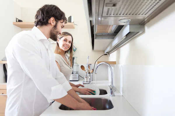 Young couple doing dishes — Stock Photo, Image