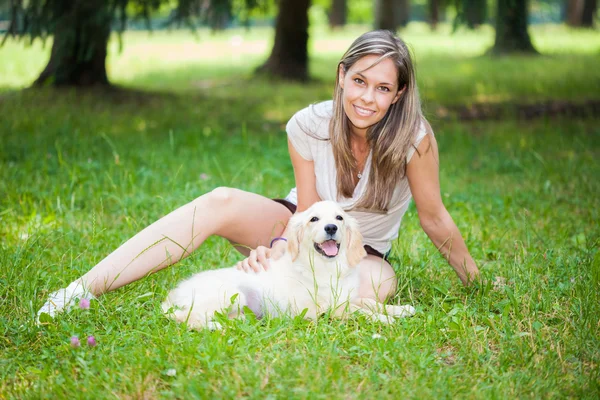 Kadın köpekle oynuyor. — Stok fotoğraf