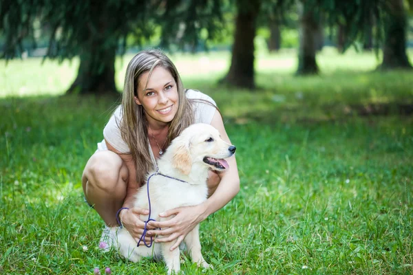 Menina segurando seu cão ao ar livre — Fotografia de Stock