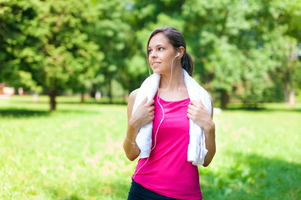 Donna che fa fitness nel parco — Foto Stock