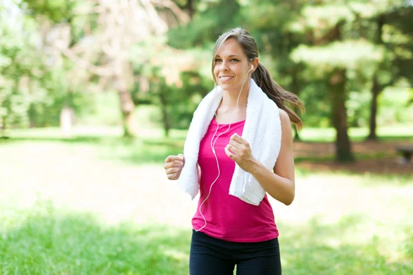 Donna che corre all'aperto — Foto Stock