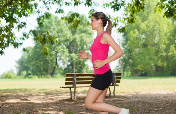 Woman running outdoors — Stock Photo, Image
