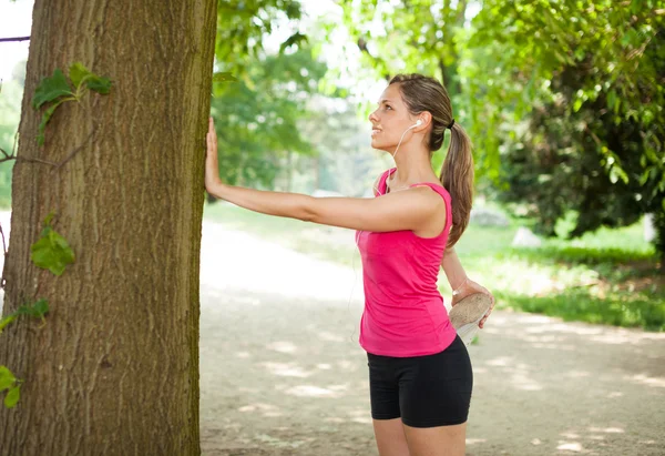 Vrouw stretching haar been — Stockfoto