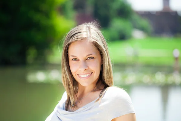 Young smiling woman — Stock Photo, Image