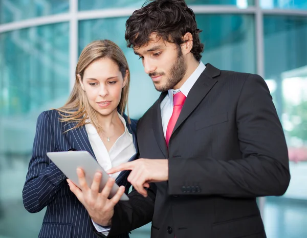 Gente de negocios usando tableta —  Fotos de Stock