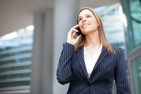 Empresária falando ao telefone — Fotografia de Stock