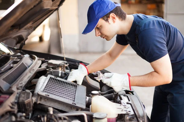 Mécanicien travaillant sur le moteur de voiture — Photo