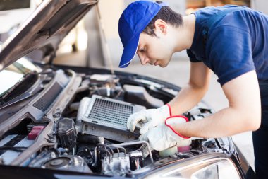 Araba motor çalışan makinist