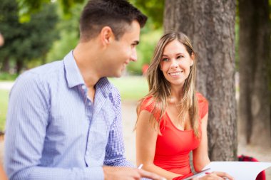 parkta konuşan öğrenciler